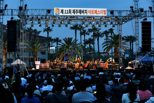 18일 제주 해비치 호텔&리조트 야외 정원에서 열린 '제11회 제주 해비치 아트 페스티벌' 개막식 공연을 지켜보고 있는 관람객들. 현대자동차그룹 제공